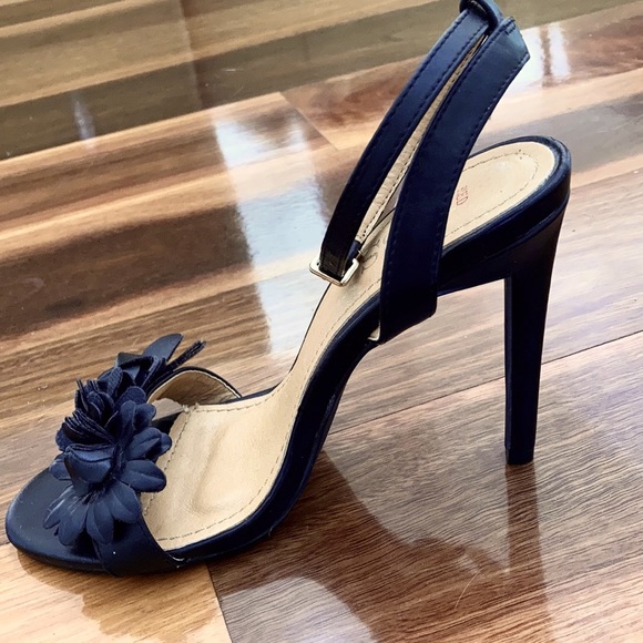 RED KISS stilettos with floral corsage Size 7 - Picture 3 of 9